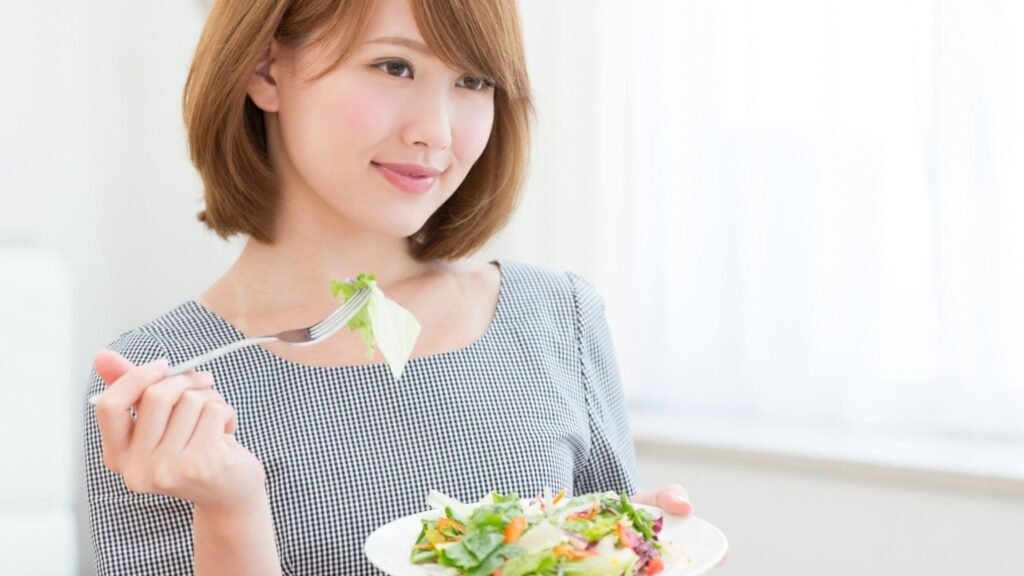 Comer até 80% pode ajudar na longevidade. (Foto: Aflo via Canva)