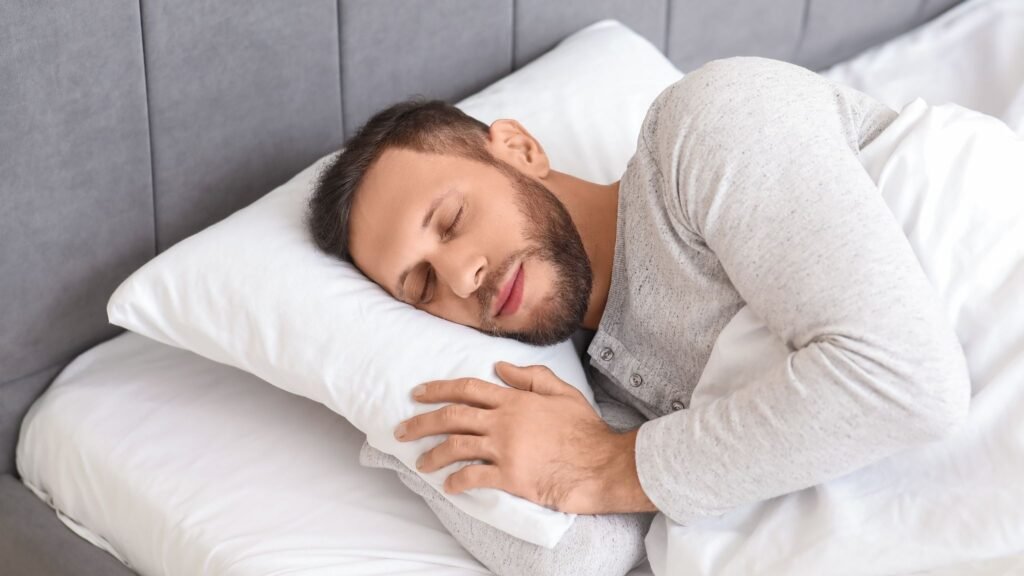 Desregular o sono pode afetar o ritmo do coração. (Foto: Pixelshot via Canva)