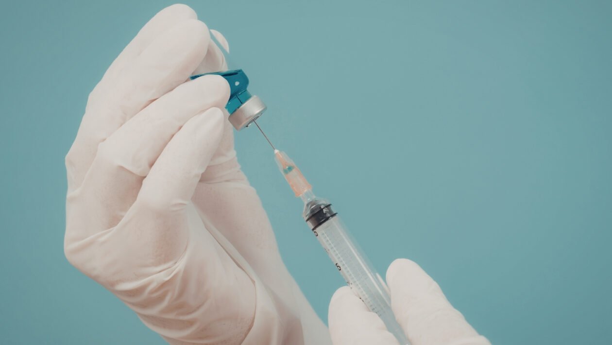 Injeção semestral mostra alta eficácia contra HIV. (Foto: Victor Plop's Images via Canva)