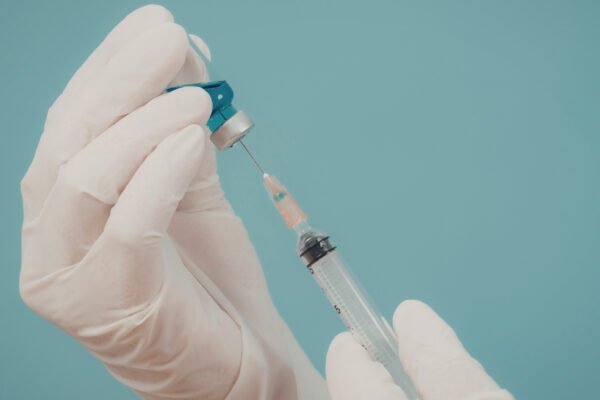 Injeção semestral mostra alta eficácia contra HIV. (Foto: Victor Plop's Images via Canva)