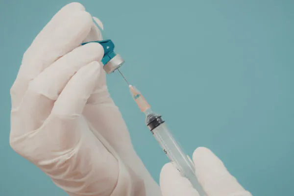 Injeção semestral mostra alta eficácia contra HIV. (Foto: Victor Plop's Images via Canva)