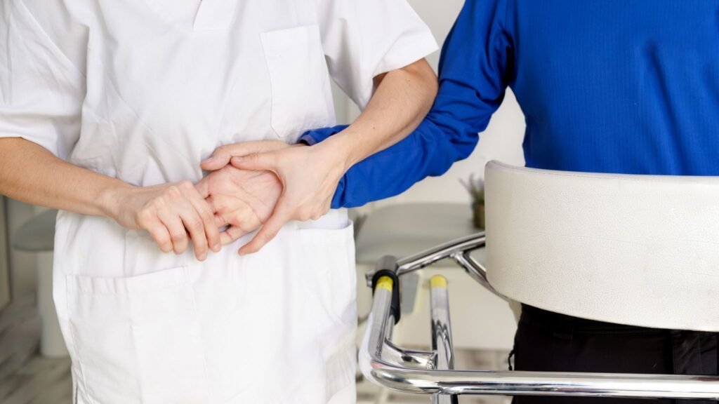 ELA afeta neurônios motores e causa perda progressiva de movimentos. (Foto: Getty Images via Canva)