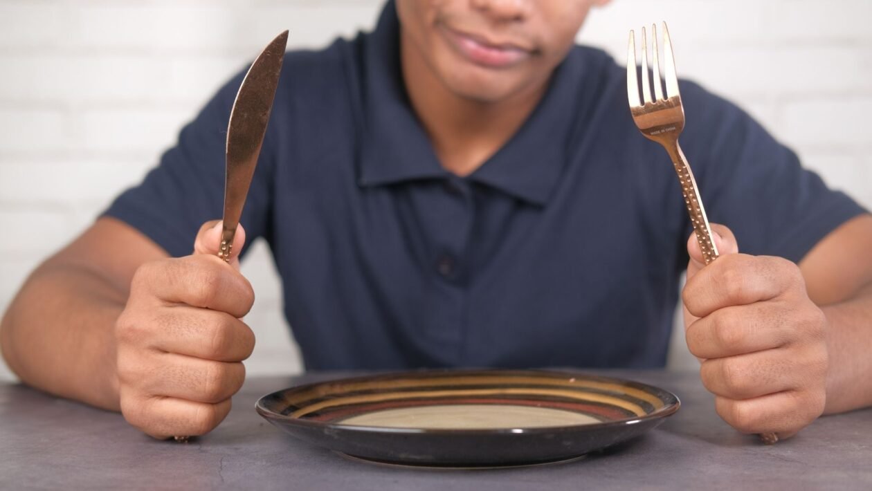 Jejum noturno ajuda no peso e bem-estar. (Foto: Getty Images via Canva)