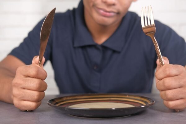 Jejum noturno ajuda no peso e bem-estar. (Foto: Getty Images via Canva)