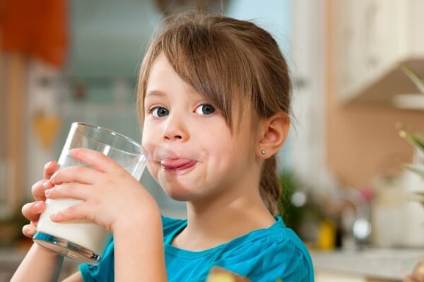 Leite fortificado pode acelerar o raciocínio infantil. (Foto: Kzenon via Canva)