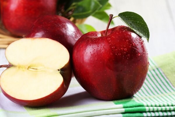 Maçã tem compostos que ajudam a proteger células. (Foto: Pixelshot via Canva)