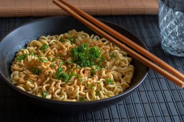 Macarrão proteico reduz consumo no almoço. (Foto: Pexels via Canva)
