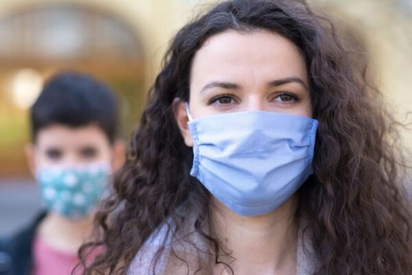 Máscaras podem liberar metais na água. (Foto: Getty Images via Canva)