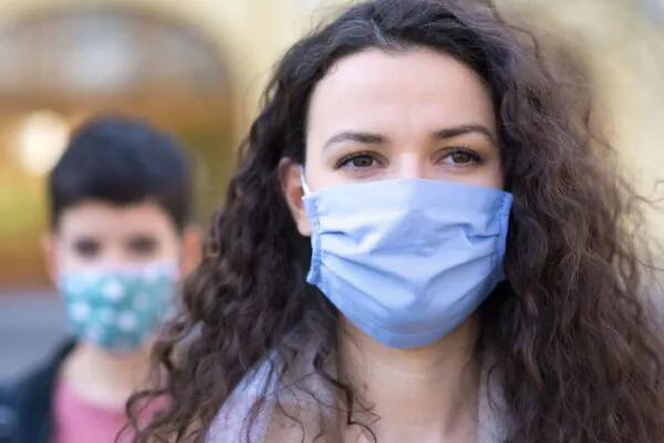 Máscaras podem liberar metais na água. (Foto: Getty Images via Canva)