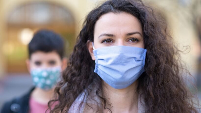 Máscaras podem liberar metais na água. (Foto: Getty Images via Canva)