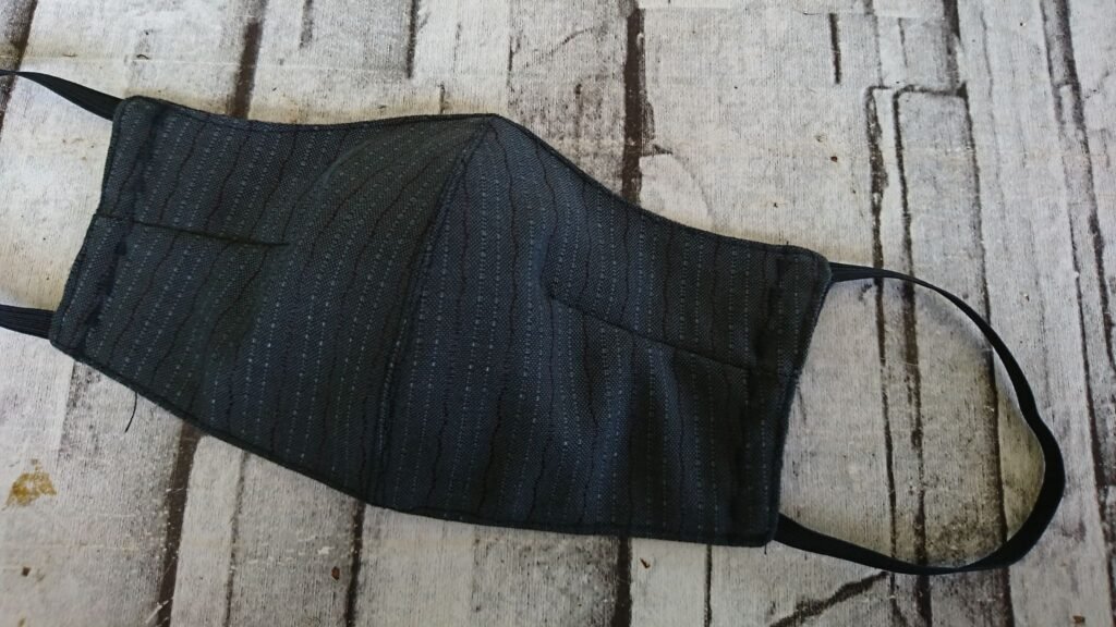 Lavagem de máscaras pode contaminar rios. (Foto: Getty Images via Canva)