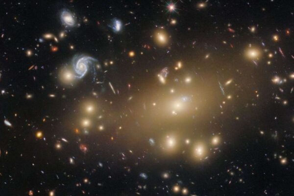 Aglomerado Abell 209 curva o espaço-tempo, revelando matéria escura por lente gravitacional (Imagem: ESA/Hubble e NASA, M. Postman, P. Kelly)