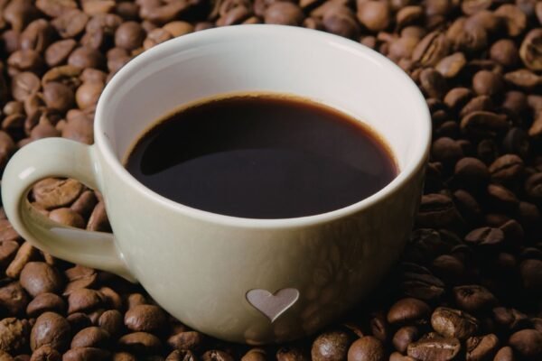 Café no horário certo melhora a saúde do coração. (Foto: Ionut Dabija's Images via Canva)