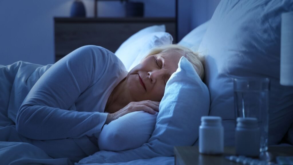 Café tardio pode afetar melatonina e sono. (Foto: Pixelshot via Canva)