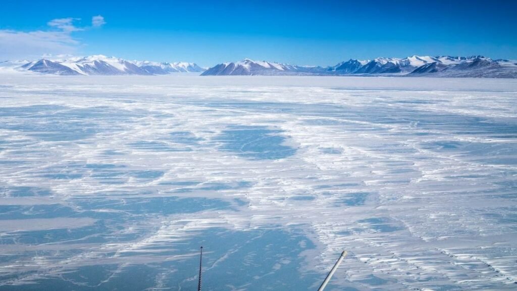 Marés ocultas podem decidir o futuro das plataformas de gelo antárticas. (Imagem: Getty Images via Canva)
