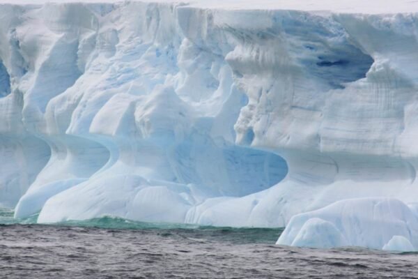 O oceano aquece por baixo e acelera o derretimento da Antártida. (Imagem: Getty Images via Canva)