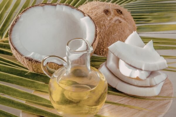 Óleo de coco pode reduzir triglicerídeos. (Foto: Stoica Adrian's Images via Canva)