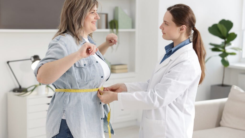 Com a idade, o corpo reage diferente ao emagrecimento. (Foto: Africa Images via Canva)