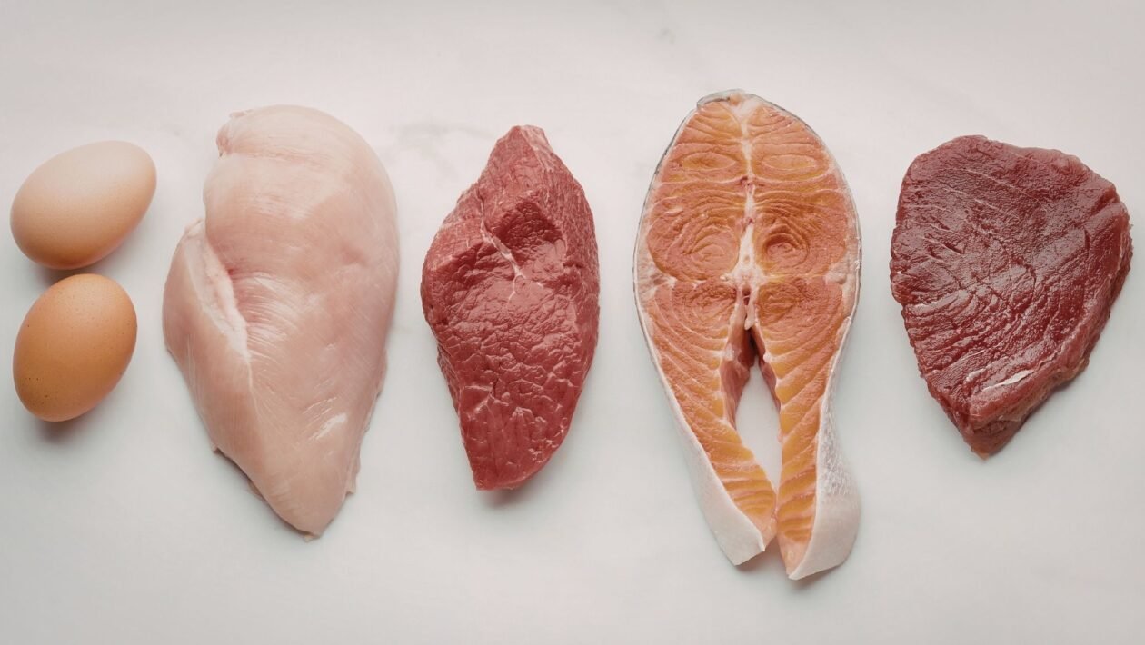 Proteína é essencial para manter a massa muscular. (Foto: Chirila Sofia's Images via Canva)