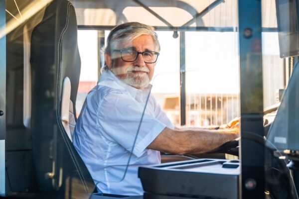 Trabalhadores de ônibus têm mais risco de doenças. (Foto: Unaihuizi via Canva)