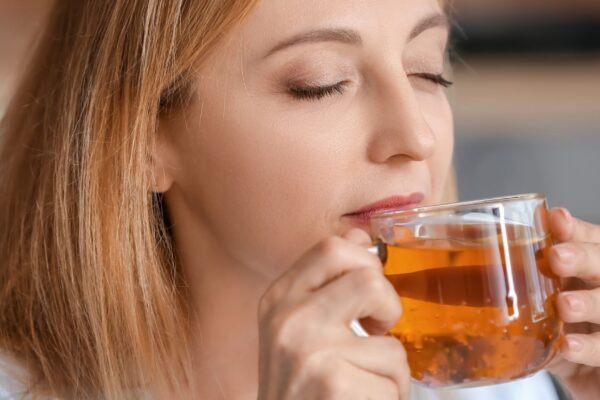 Nem todo chá detox é seguro como parece. (Foto: Pixelshot via Canva)