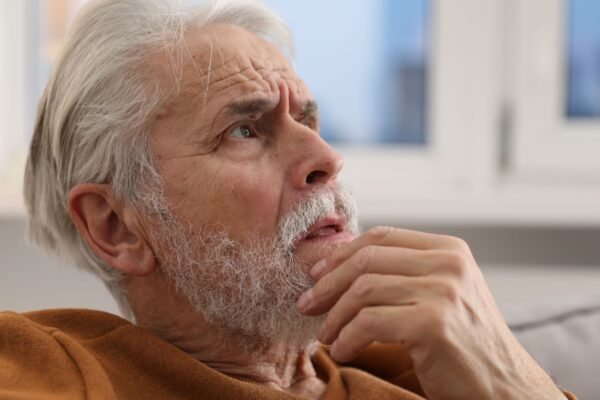 Nem todo esquecimento é normal em idosos. (Foto: Africa Images via Canva)