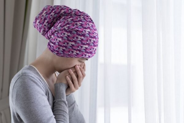 Solidão aumenta risco de morte após câncer. (Foto: Getty Images via Canva)