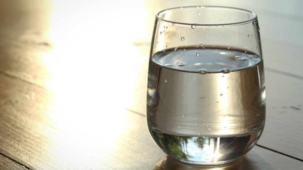 Água quente acelera a atividade do estômago. (Foto: Bebe Istrate Images via Canva)