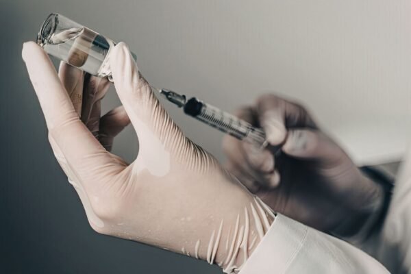 Injeção pode reduzir pressão por até 6 meses. (Foto: Felicia Manolache via Canva)