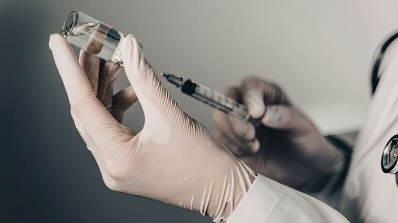 Injeção pode reduzir pressão por até 6 meses. (Foto: Felicia Manolache via Canva)