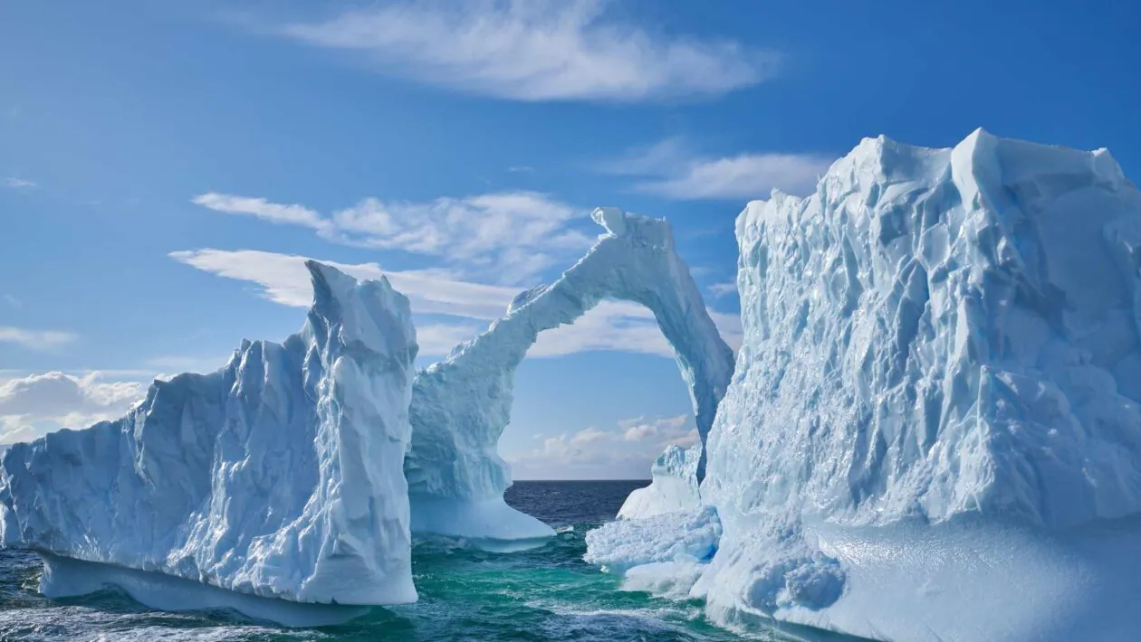 Antártida perde gelo rapidamente após avanço de águas oceânicas mais quentes e salgadas. (Imagem: Getty Images via Canva)