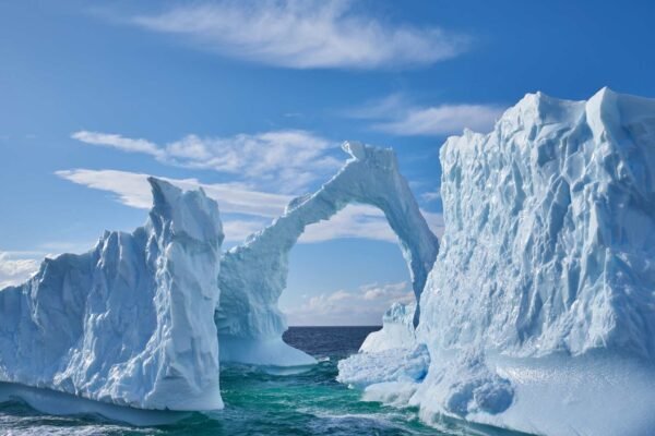 Antártida perde gelo rapidamente após avanço de águas oceânicas mais quentes e salgadas. (Imagem: Getty Images via Canva)
