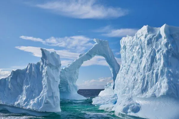 Antártida perde gelo rapidamente após avanço de águas oceânicas mais quentes e salgadas. (Imagem: Getty Images via Canva)