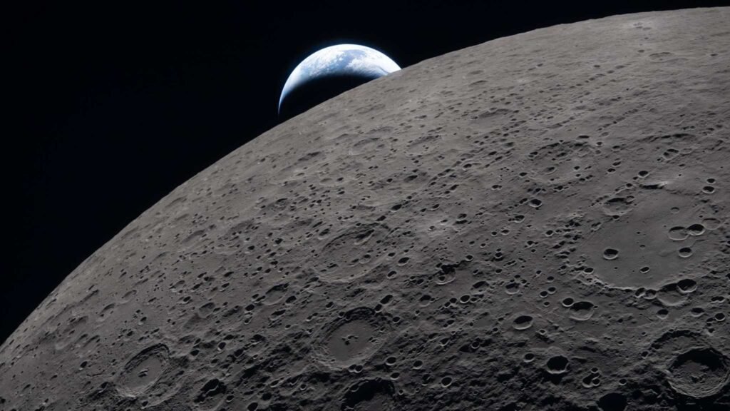 Lua domina imagem da Artemis II enquanto a Terra surge distante no horizonte espacial. (Imagem: NASA)
