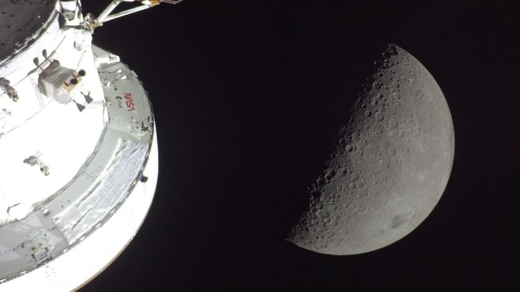 Orion cruza o espaço enquanto a Lua crescente revela a gigantesca bacia lunar Orientale. (Imagem: NASA)
