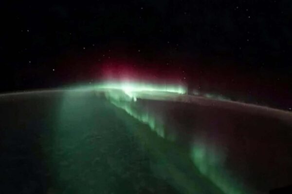 Astronauta registrou aurora austral impressionante diretamente da órbita terrestre a bordo da ISS. (Imagem: Sophie Adenot/ESA)