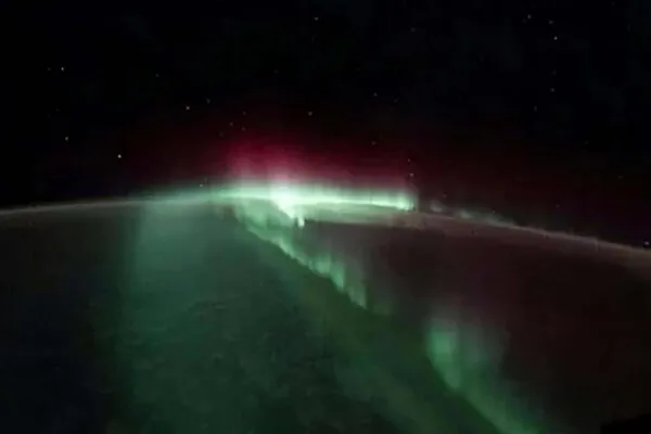 Astronauta registrou aurora austral impressionante diretamente da órbita terrestre a bordo da ISS. (Imagem: Sophie Adenot/ESA)