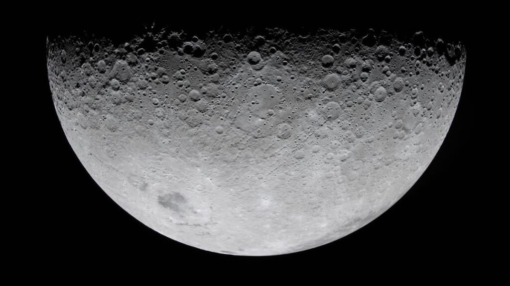 Astronautas observaram crateras iluminadas na fronteira lunar, revelando marcas geológicas extremamente antigas da Lua. (Imagem: NASA)

