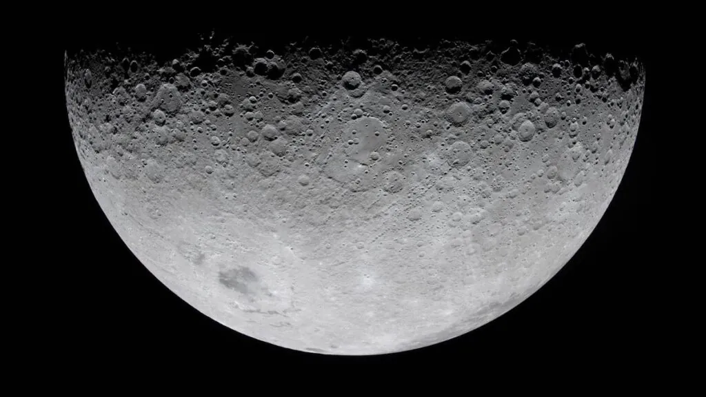 Astronautas observaram crateras iluminadas na fronteira lunar, revelando marcas geológicas extremamente antigas da Lua. (Imagem: NASA)