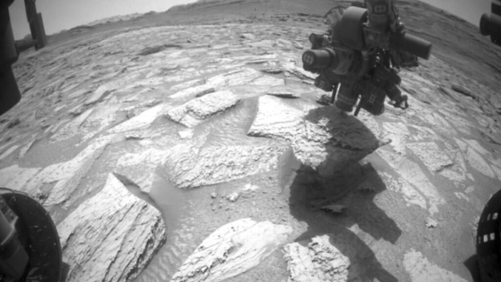 Pedra de 13 quilos ficou presa na broca do rover em Marte. (Imagem: NASA)
