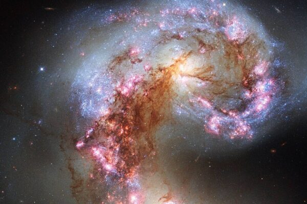 Nova imagem do Hubble revela colisão caótica e intensa formação estelar nas Galáxias Antena. (Imagem: ESA/Hubble)