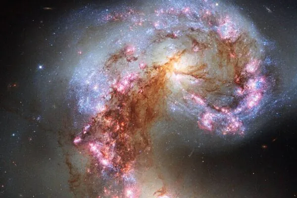 Nova imagem do Hubble revela colisão caótica e intensa formação estelar nas Galáxias Antena. (Imagem: ESA/Hubble)