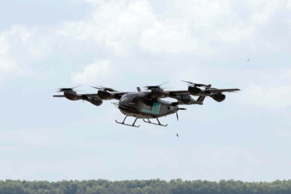 Carro voador brasileiro avança nos testes e se aproxima do transporte urbano futurista (Imagem: Embraer)