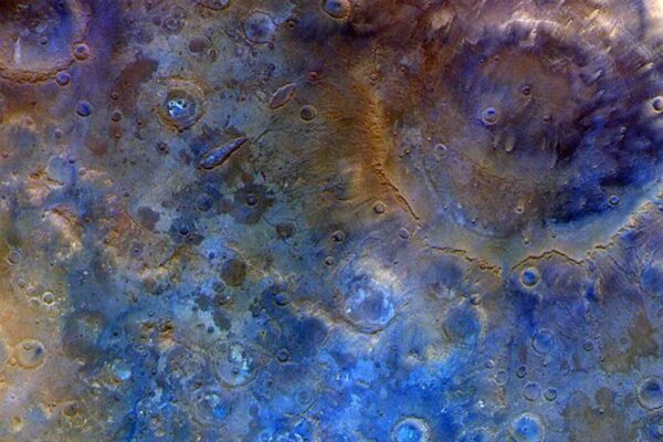 Missão Psyche registra detalhes impressionantes da gigantesca cratera Huygens em Marte. (Imagem: NASA/JPL-Caltech/ASU)