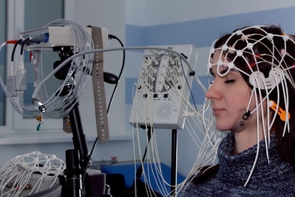 EEG identifica sinais precoces de demência cerebral. (Foto: Getty Images via Canva)