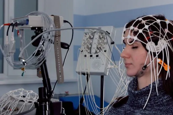 EEG identifica sinais precoces de demência cerebral. (Foto: Getty Images via Canva)