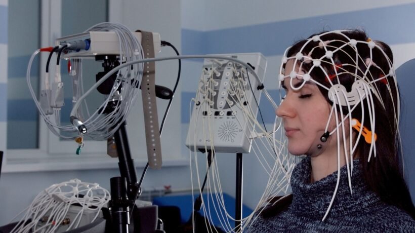 EEG identifica sinais precoces de demência cerebral. (Foto: Getty Images via Canva)