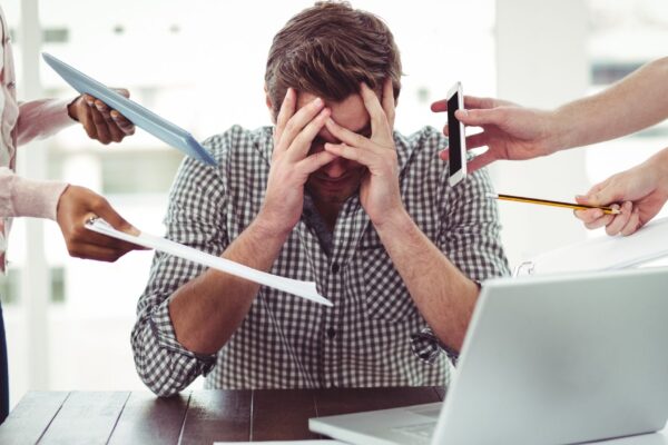Geração Z sofre com saúde mental no trabalho. (Foto: Getty Images via Canva)