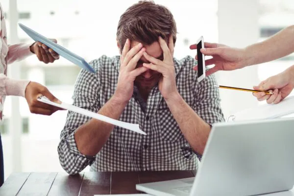 Geração Z sofre com saúde mental no trabalho. (Foto: Getty Images via Canva)