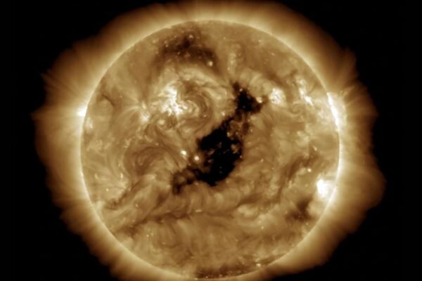 Buraco gigante no Sol pode provocar auroras raras e afetar satélites na Terra. (Imagem: NOAA/GOES)